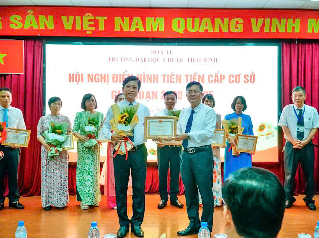 VINH DANH THẦY THUỐC ƯU TÚ